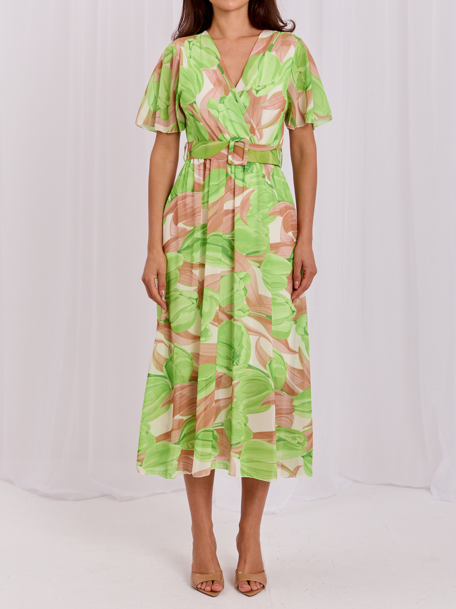 Beige-grüne Midi-Kleid mit bunten Mustern.