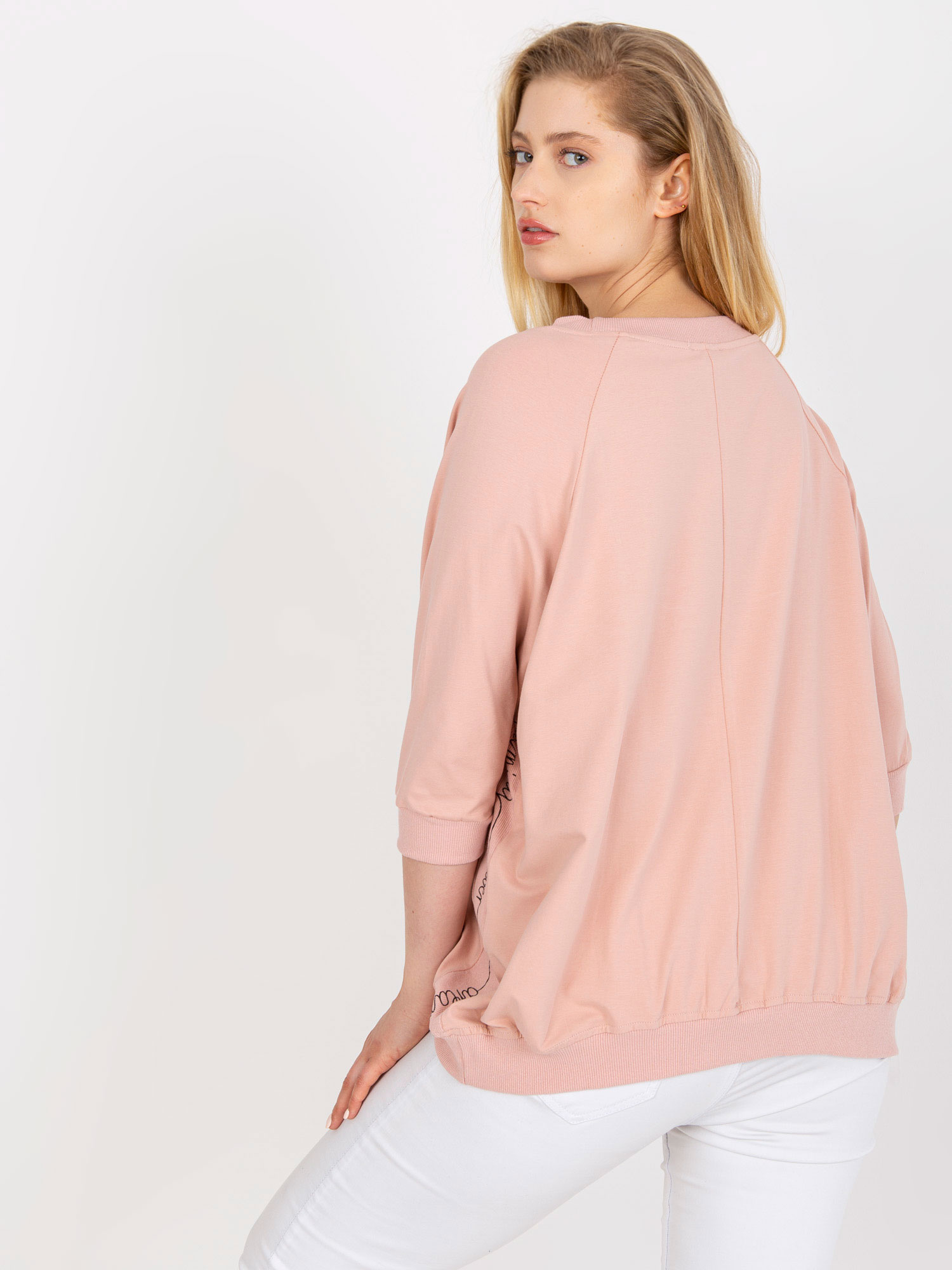 Ružičasta bluzka plus size s okruglim izrezom.