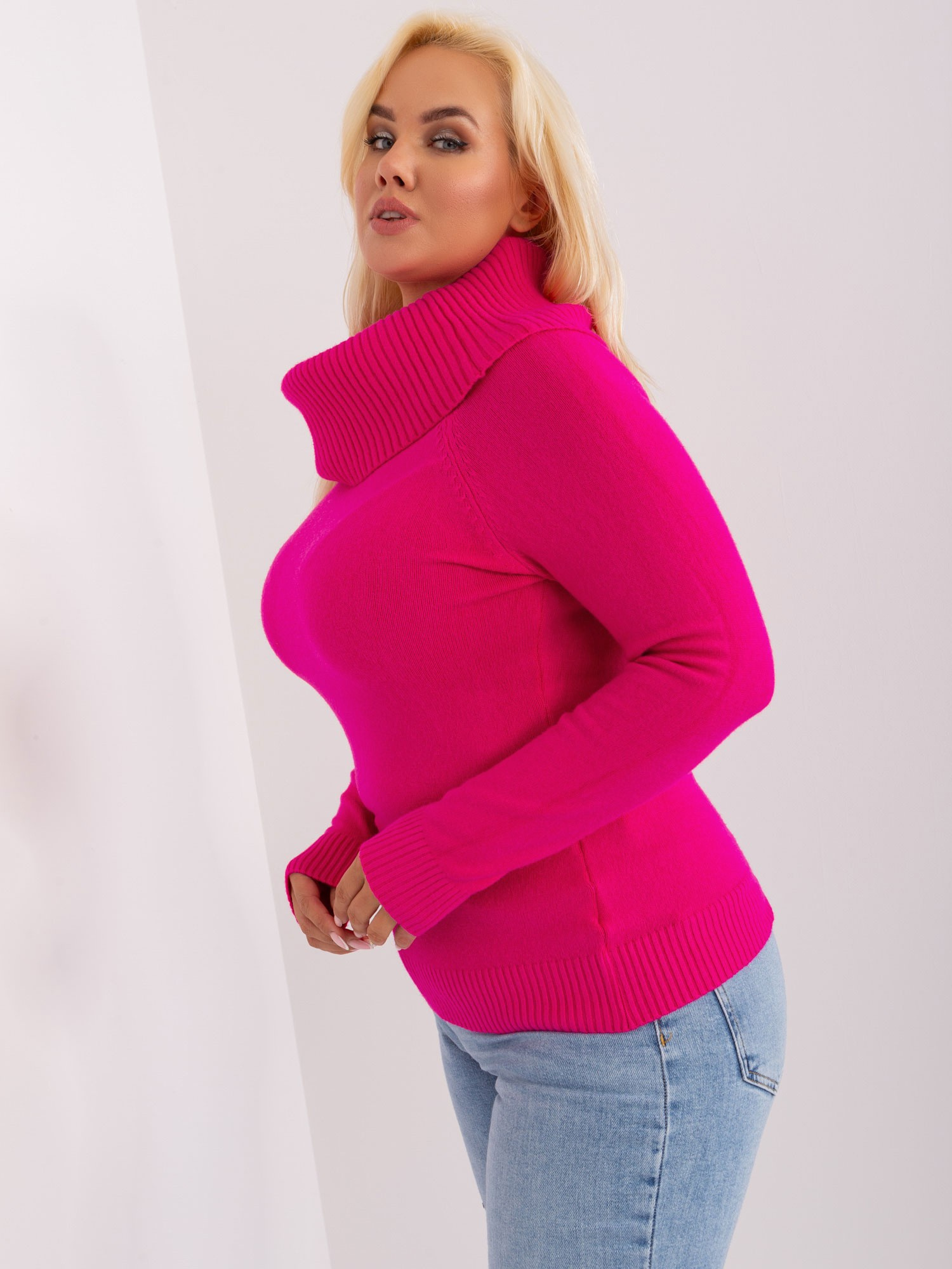 Fuksjowy damski sweter plus size z lejącym golfem