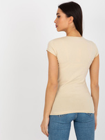 Hurtownia Beżowy dopasowany t-shirt z aplikacją z dżetów