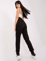 Juoda moterų sportinė kelnės su raišteliu.