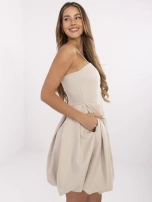 Beige kurze Ballonkleid mit Trägern.