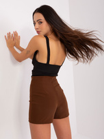 Hurt Brązowy damski komplet elegancki z szortami 