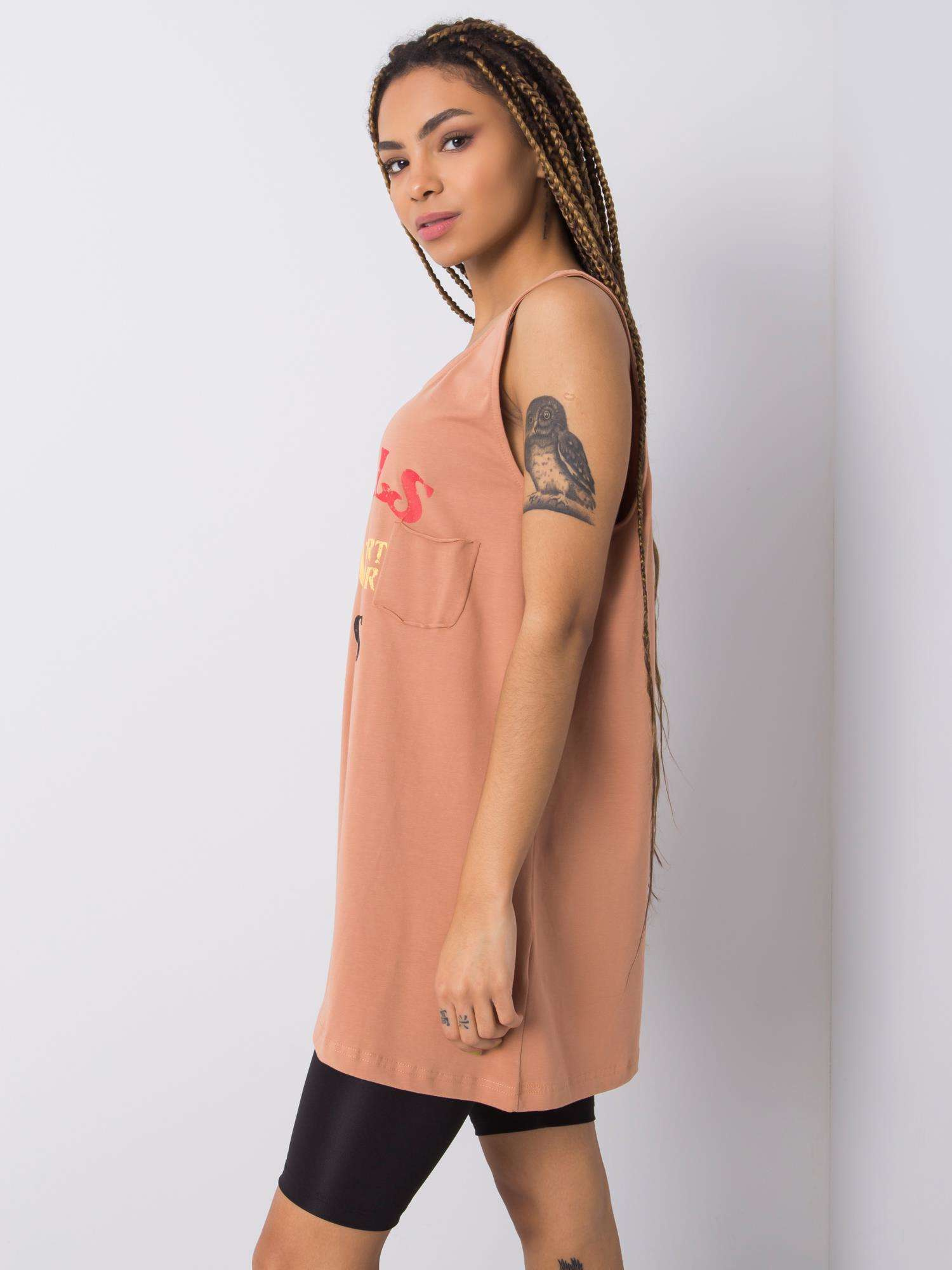 Camelowy top z napisem Evette