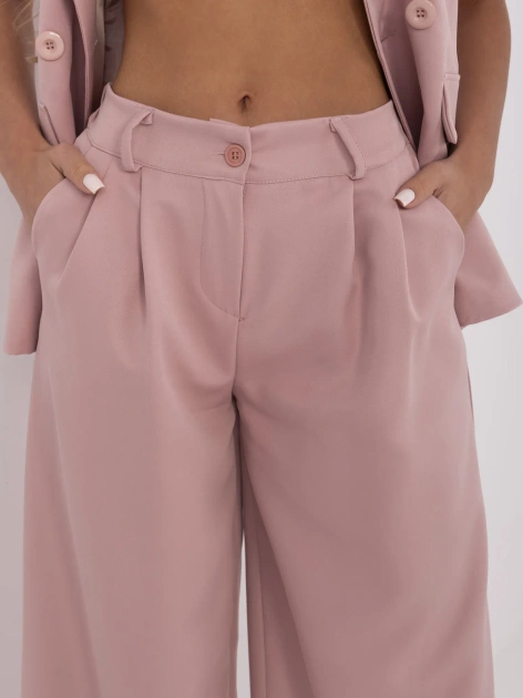 Brudnoróżowy garnitur damski z dwurzędowym zapięciem