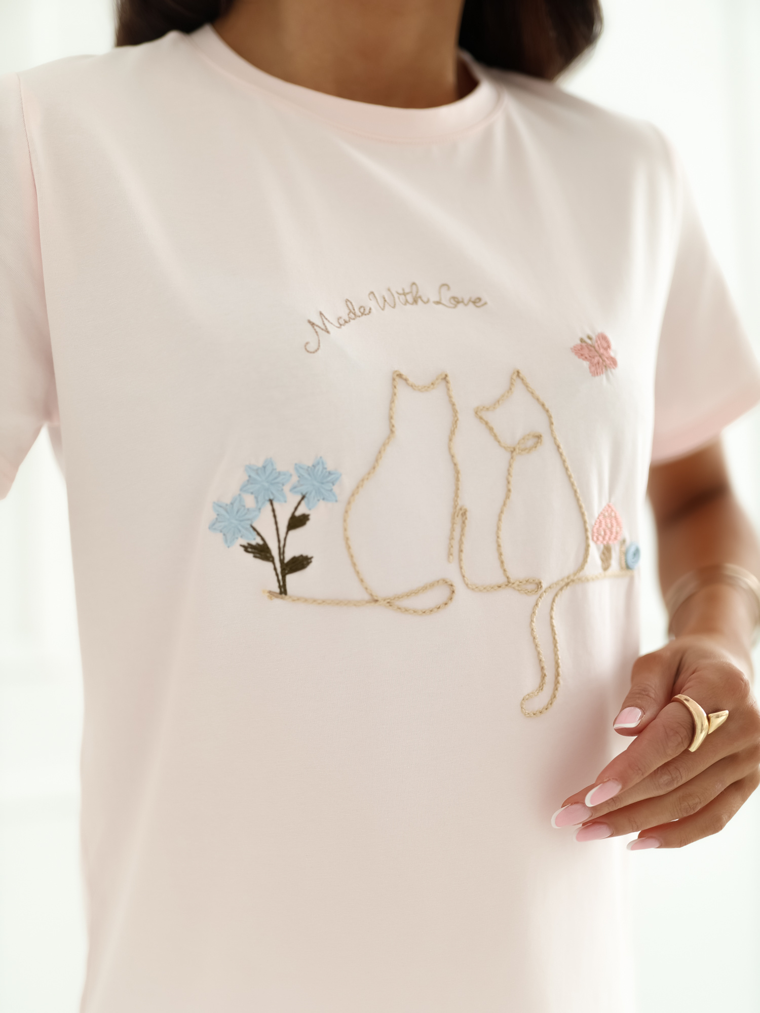 Jasnoróżowy bawełniany t-shirt z haftem