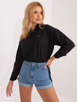 Hurtownia Czarna koszula damska z aplikacją na kieszeni