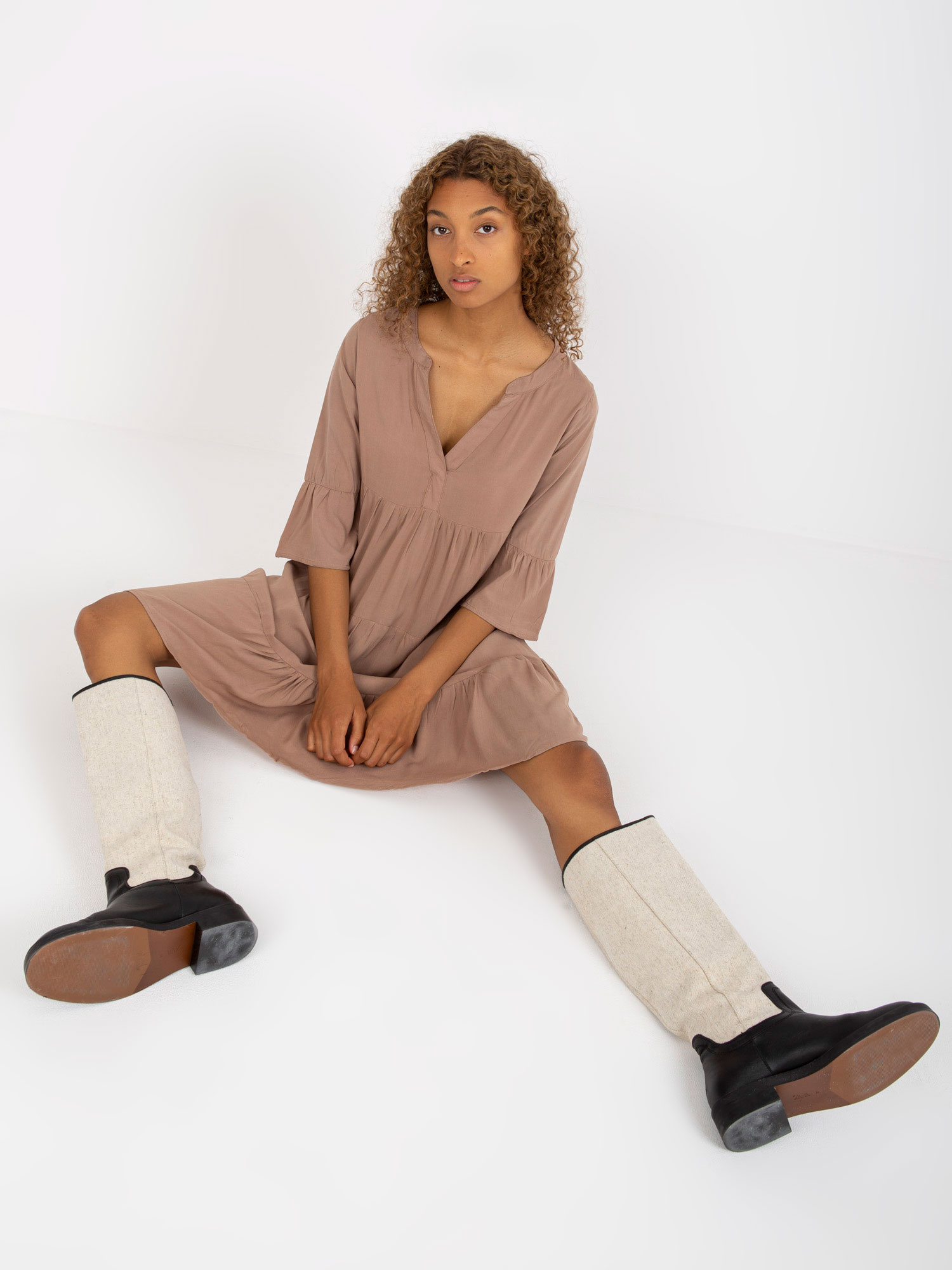 Hurt Dunkelbeige Kleid mit Rüsche und V-Ausschnitt SUBLEVEL.