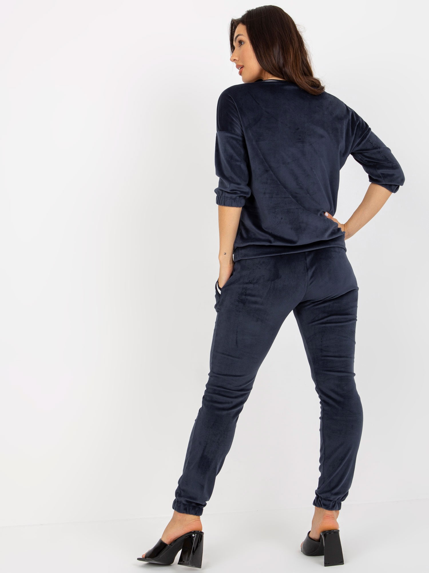 Hurt granatowy damen Veloursanzug mit 3/4-Ärmeln.