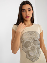 Hurtownia Beżowy dopasowany t-shirt z aplikacją z dżetów