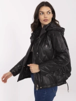 Schwarze gesteppte Damenjacke mit Gummizug.