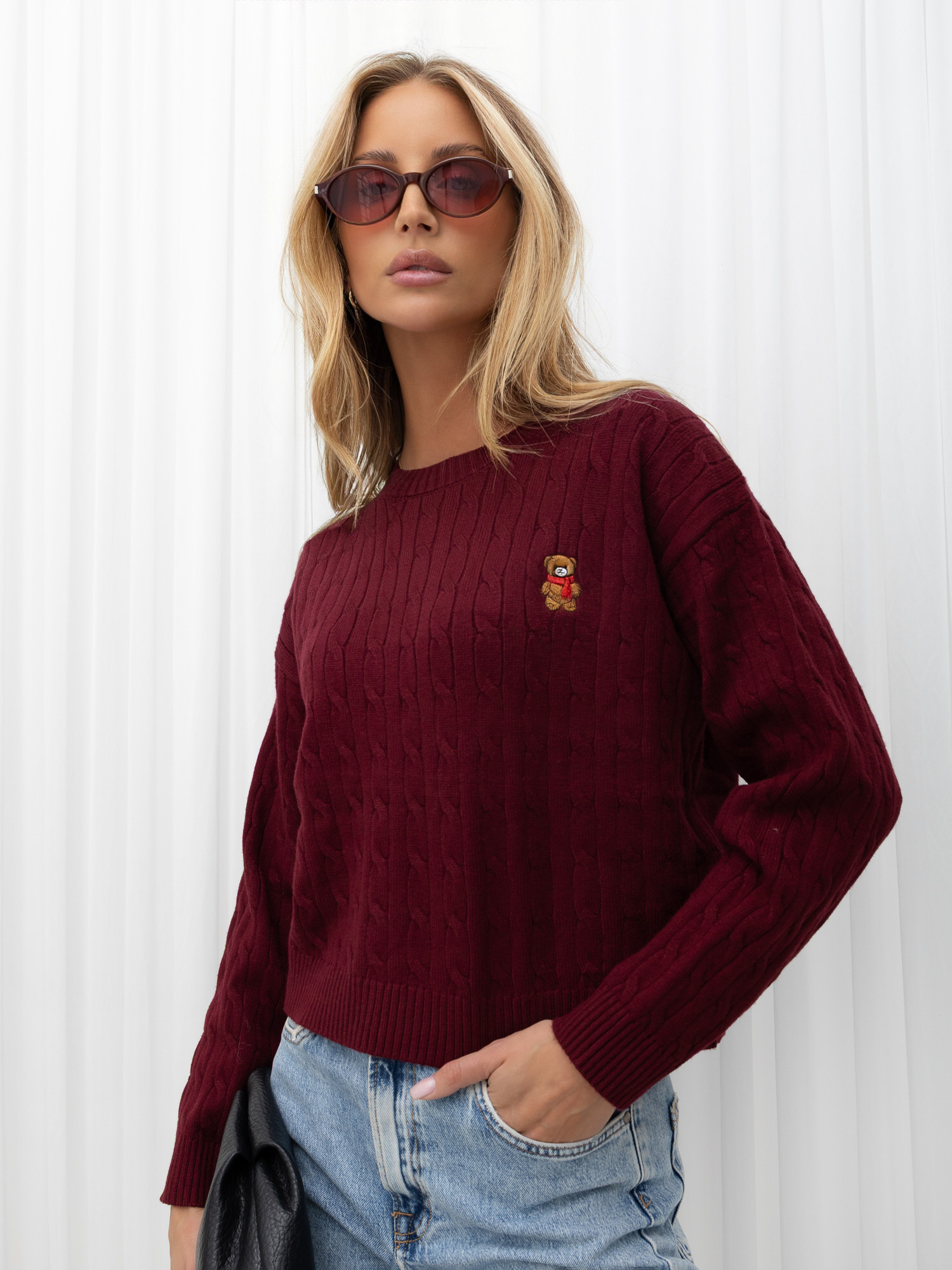 Bordeauxfarbener kurzer Pullover mit Zopfmuster.
