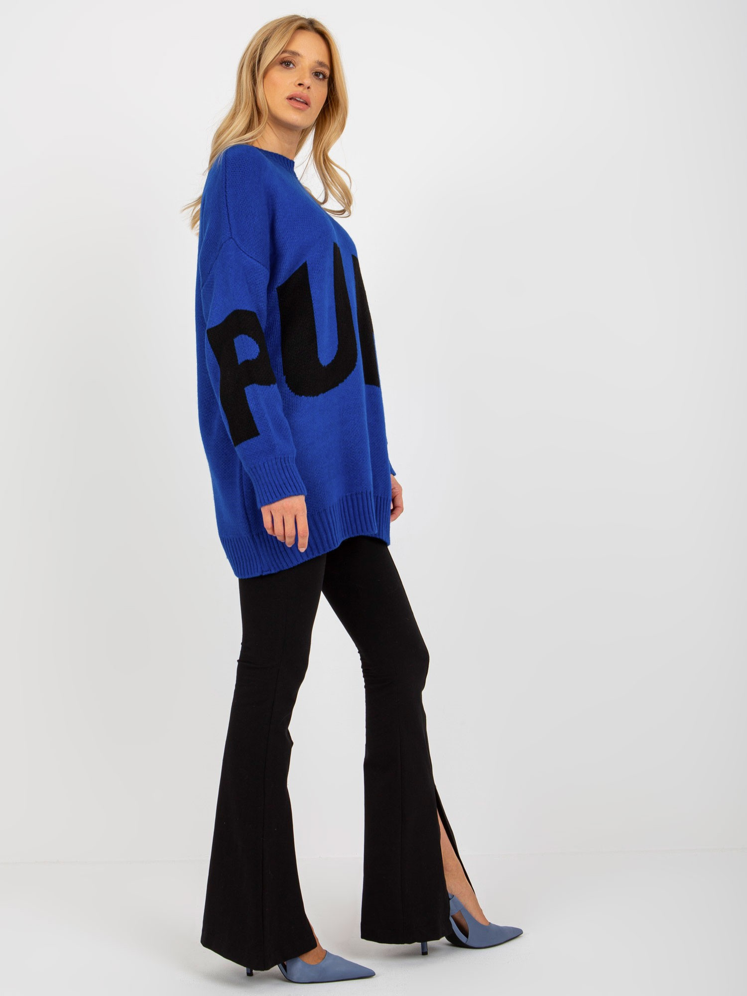 Kobaltowy długi sweter oversize z napisem RUE PARIS