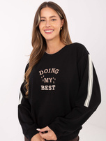 Juoda moteriška oversize palaidinė su užrašu.