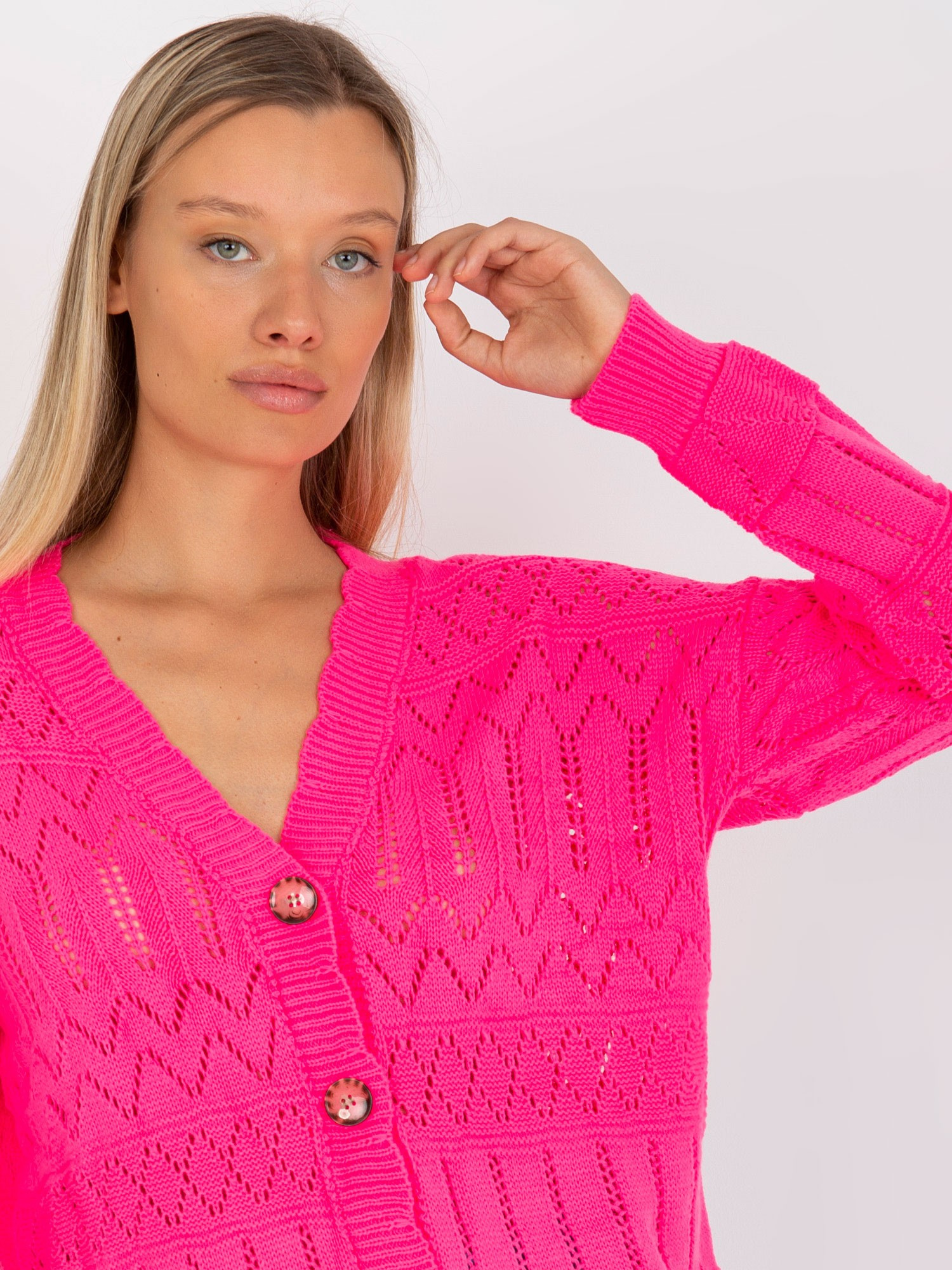 Fluo różowy rozpinany sweter letni w ażurowy wzór RUE PARIS