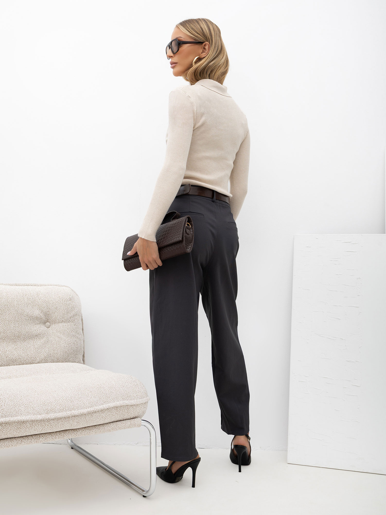 Beige Damen-Polo-Cardigan mit Streifen.