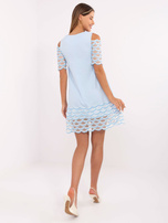 Hurt Jasnoniebieska sukienka koktajlowa z ażurowym zdobieniem