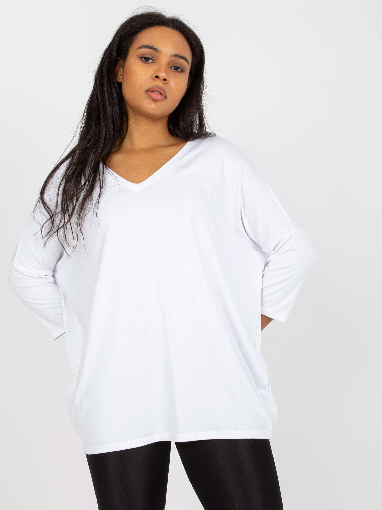 Biała codzienna bluzka plus size z dekoltem w serek