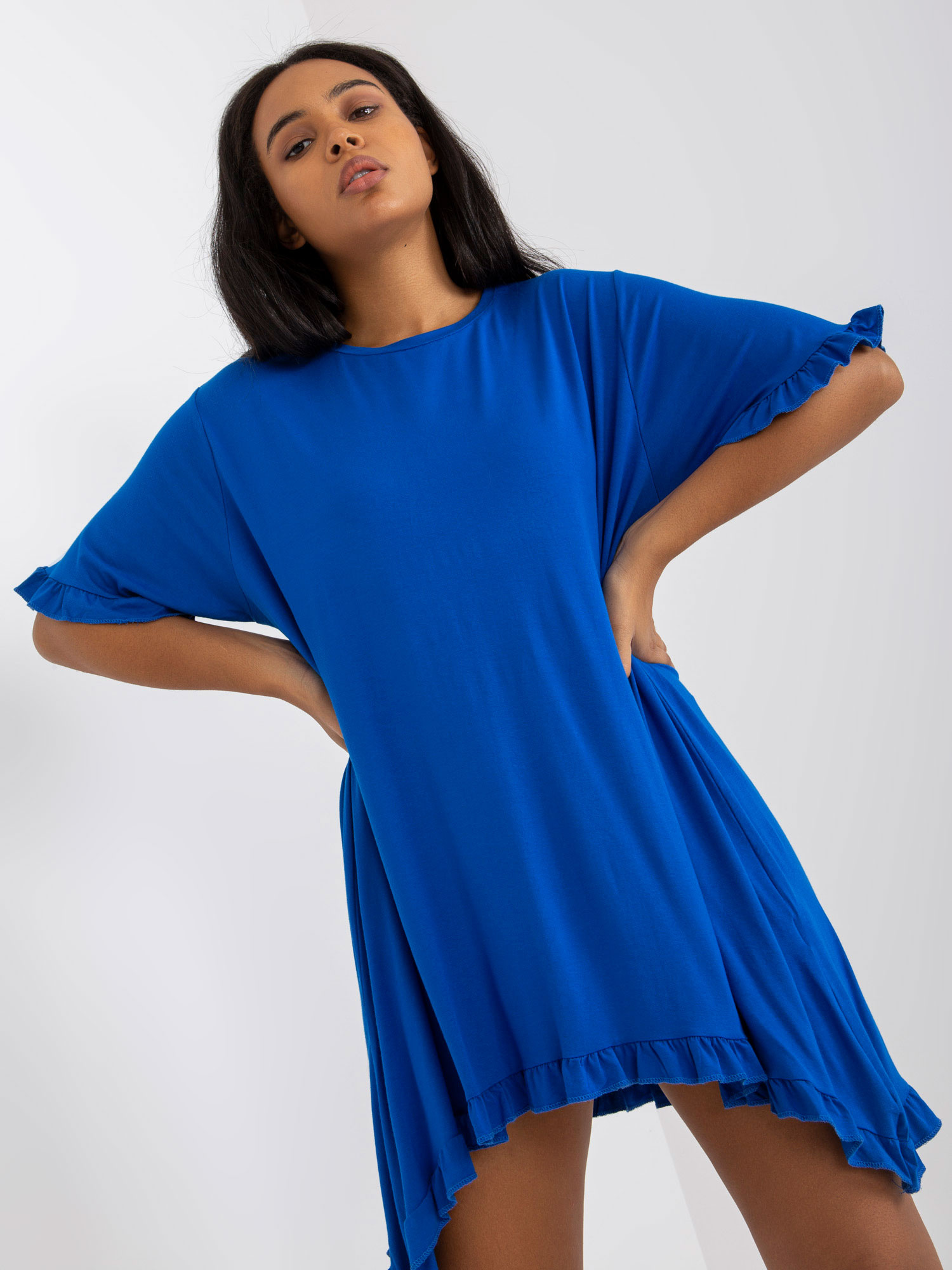 Ciemnoniebieska mini sukienka plus size z falbaną