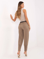 Ciemnobeżowe zwężane spodnie dresowe z paskiem