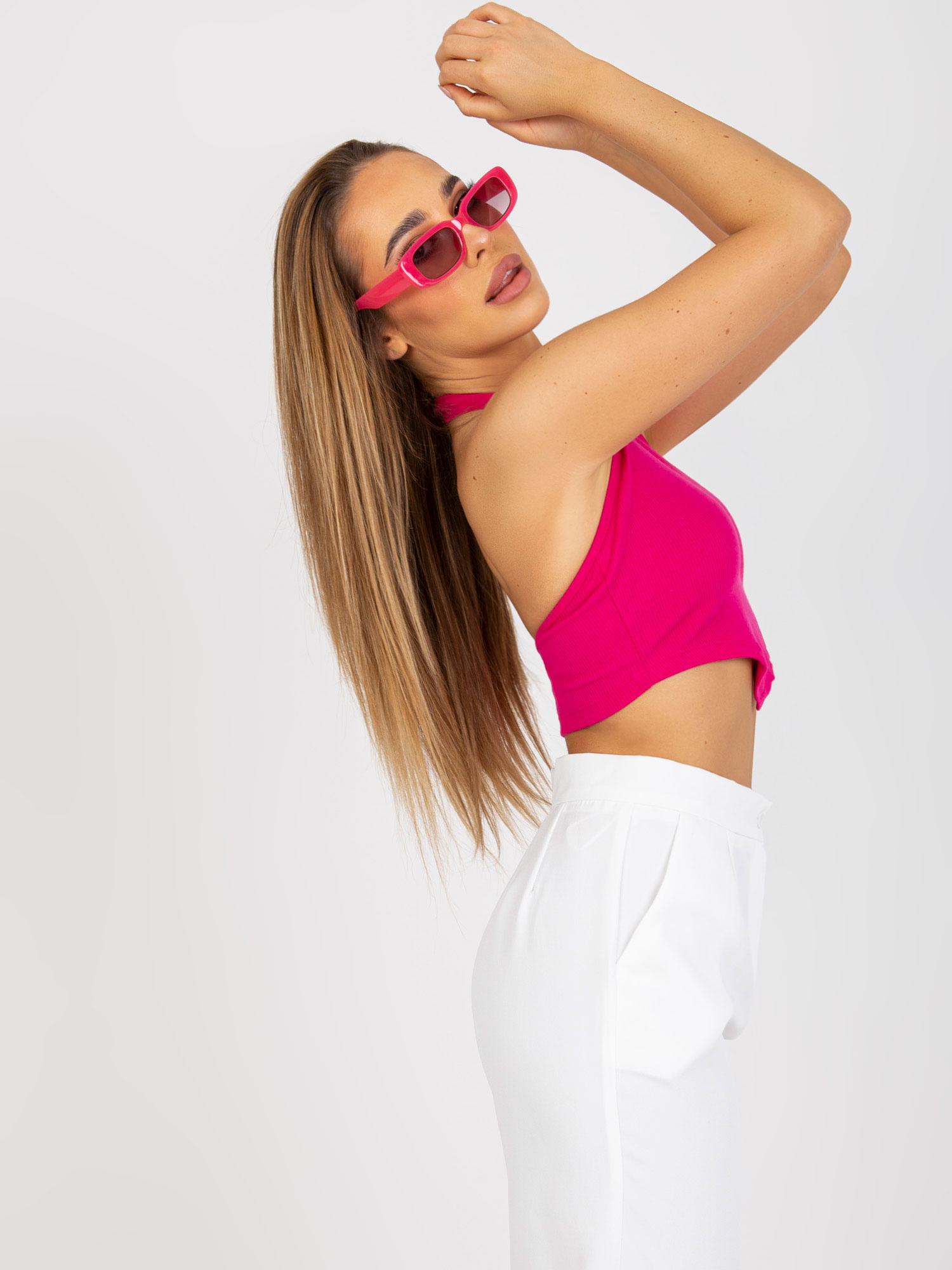 Hurtownia Fuksjowy prążkowany crop top basic na szyję RUE PARIS  