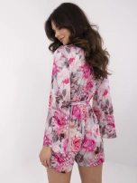 Różowy letni kombinezon w z wiązanym paskiem