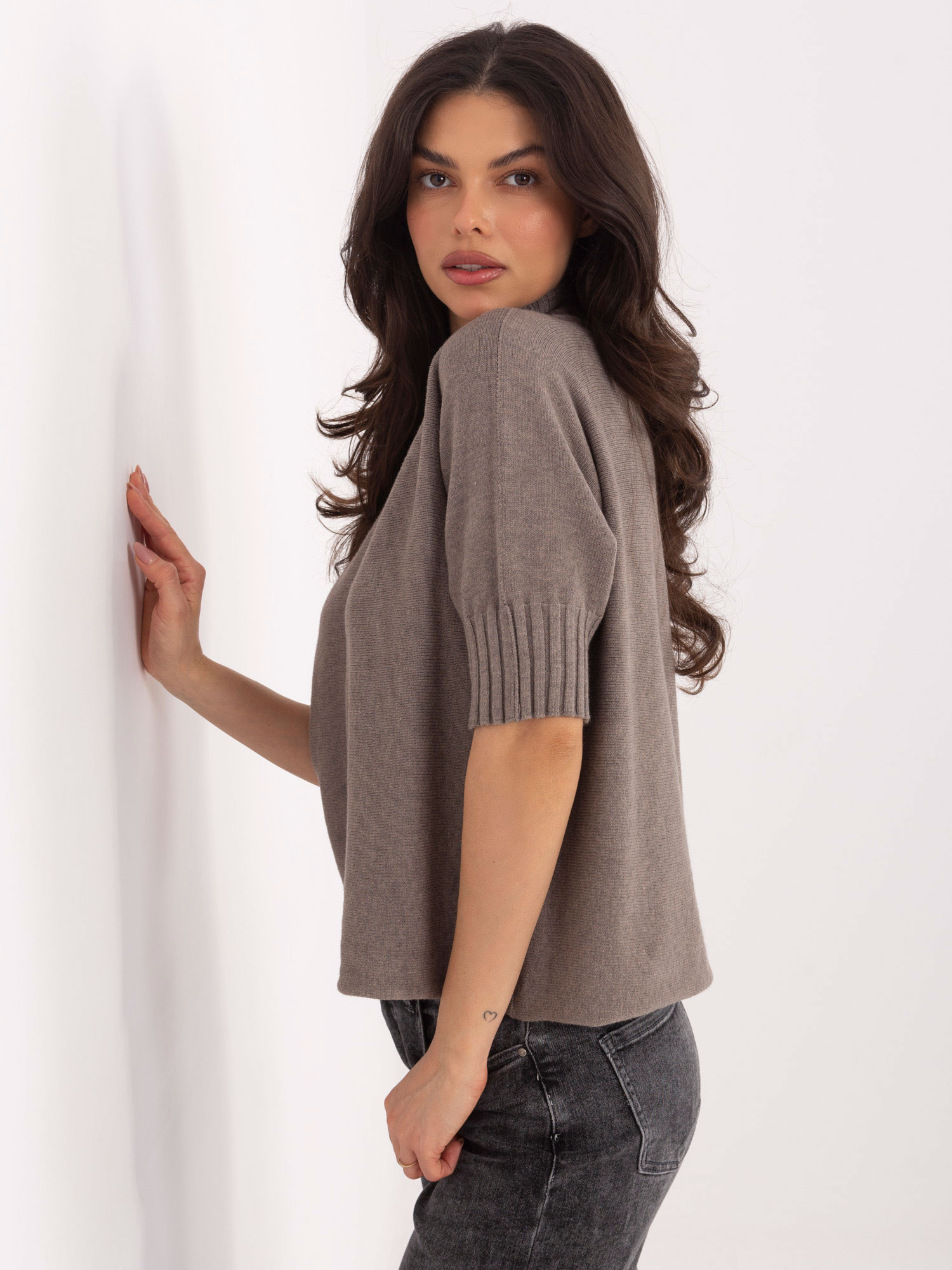Sweter ciemny bezowy