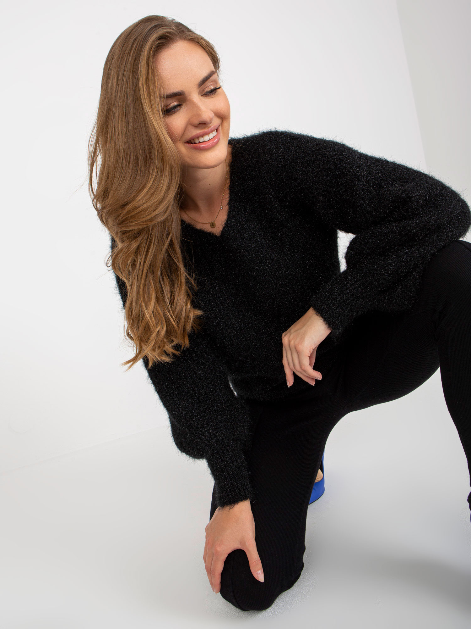 Czarny fluffy sweter klasyczny z wełną OCH BELLA