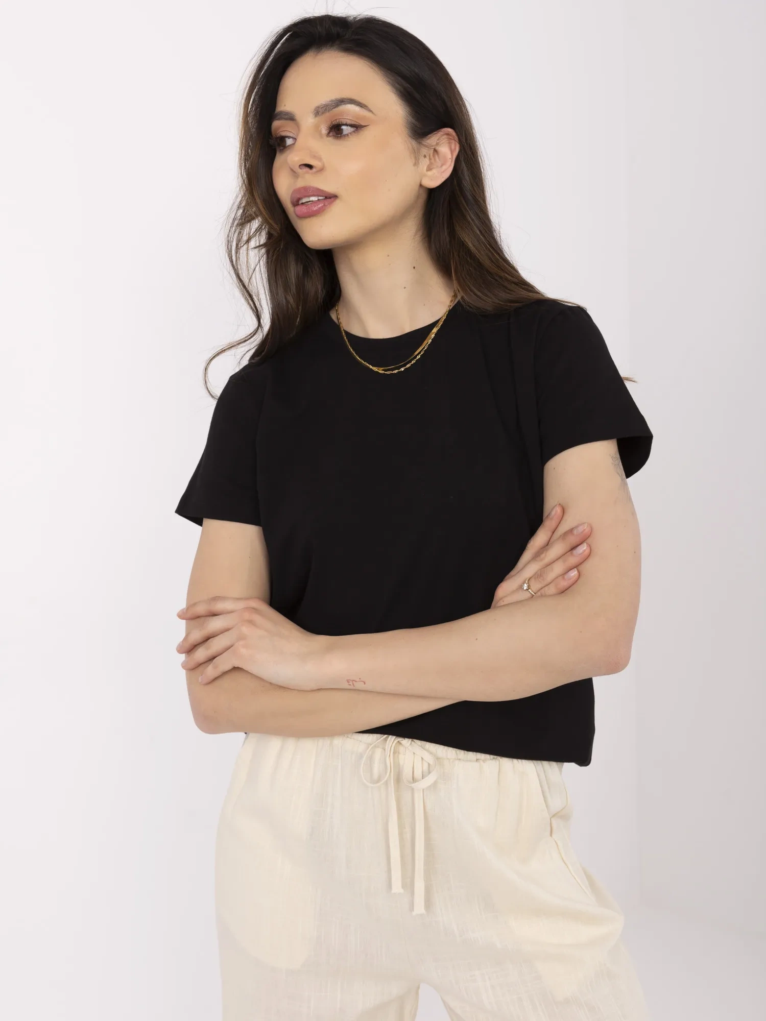 Czarny t-shirt z okrągłym dekoltem BASIC FEEL GOOD