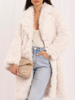 Ecru kožichový kabát do kolen.