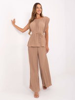 Camelowy komplet z poduszkami na ramionach