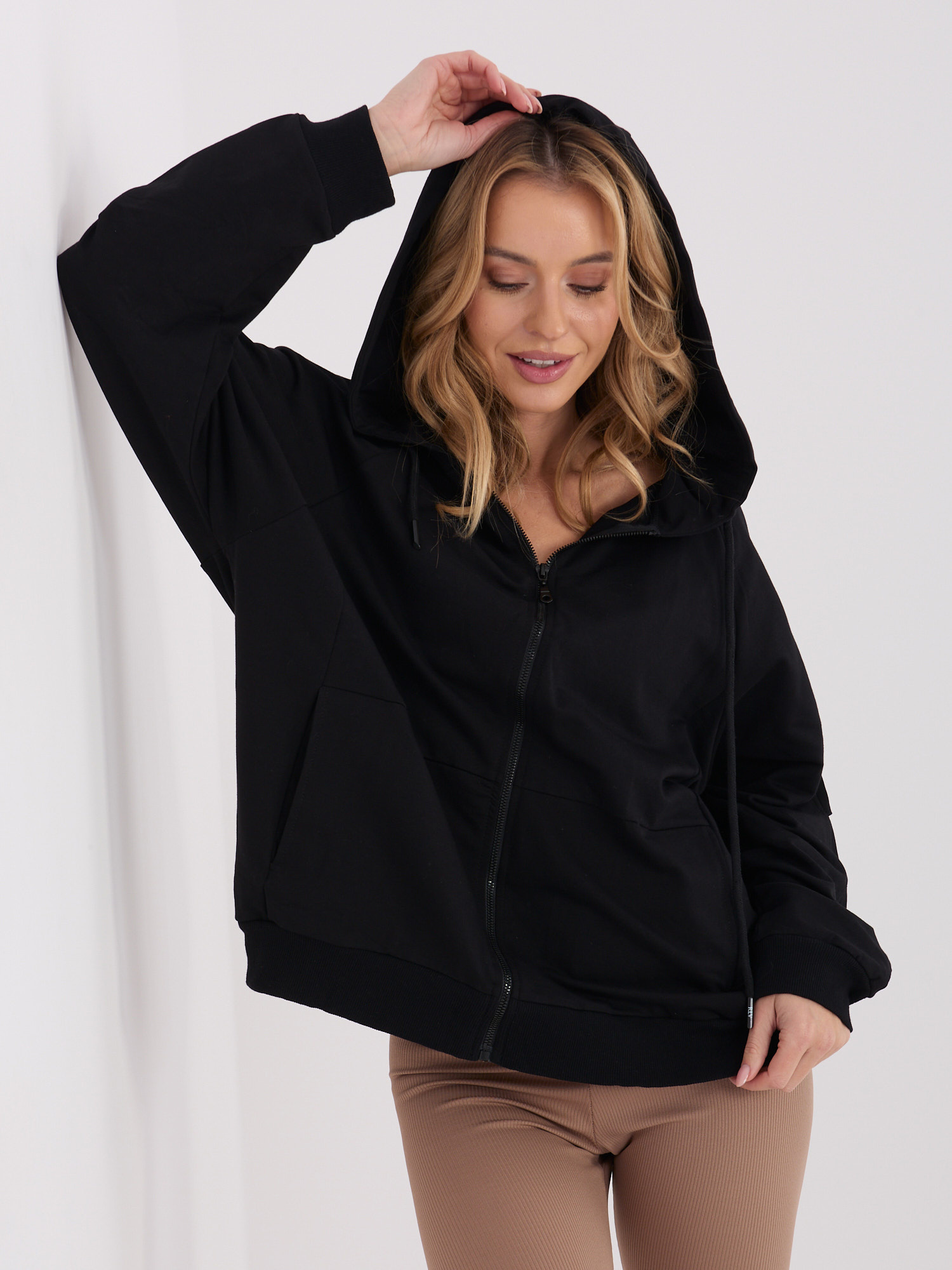 Schwarze kapuzenpullover mit Reißverschluss in Übergröße.