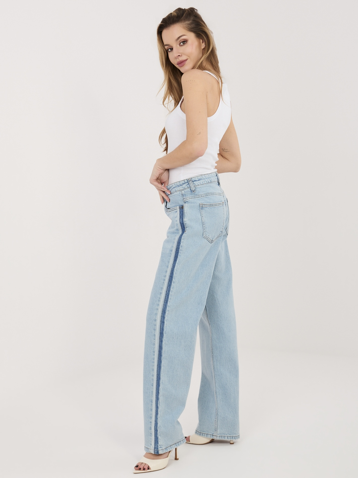 Jasnoniebieskie jeansy straight leg z lampasami SUBLEVEL 