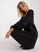 Czarna sukienka koktajlowa mini z paskiem