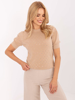 Kamelfarbener Damenpullover mit Bündchen.
