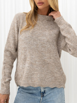 Beige flauschige Strickjacke mit Schmuckknöpfen.