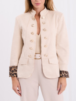 Helle beige Napoleonjacke mit Schulterpolstern.