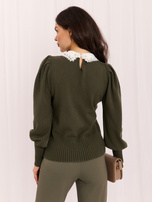 Khaki damski sweter z biżuteryjnym zdobieniem