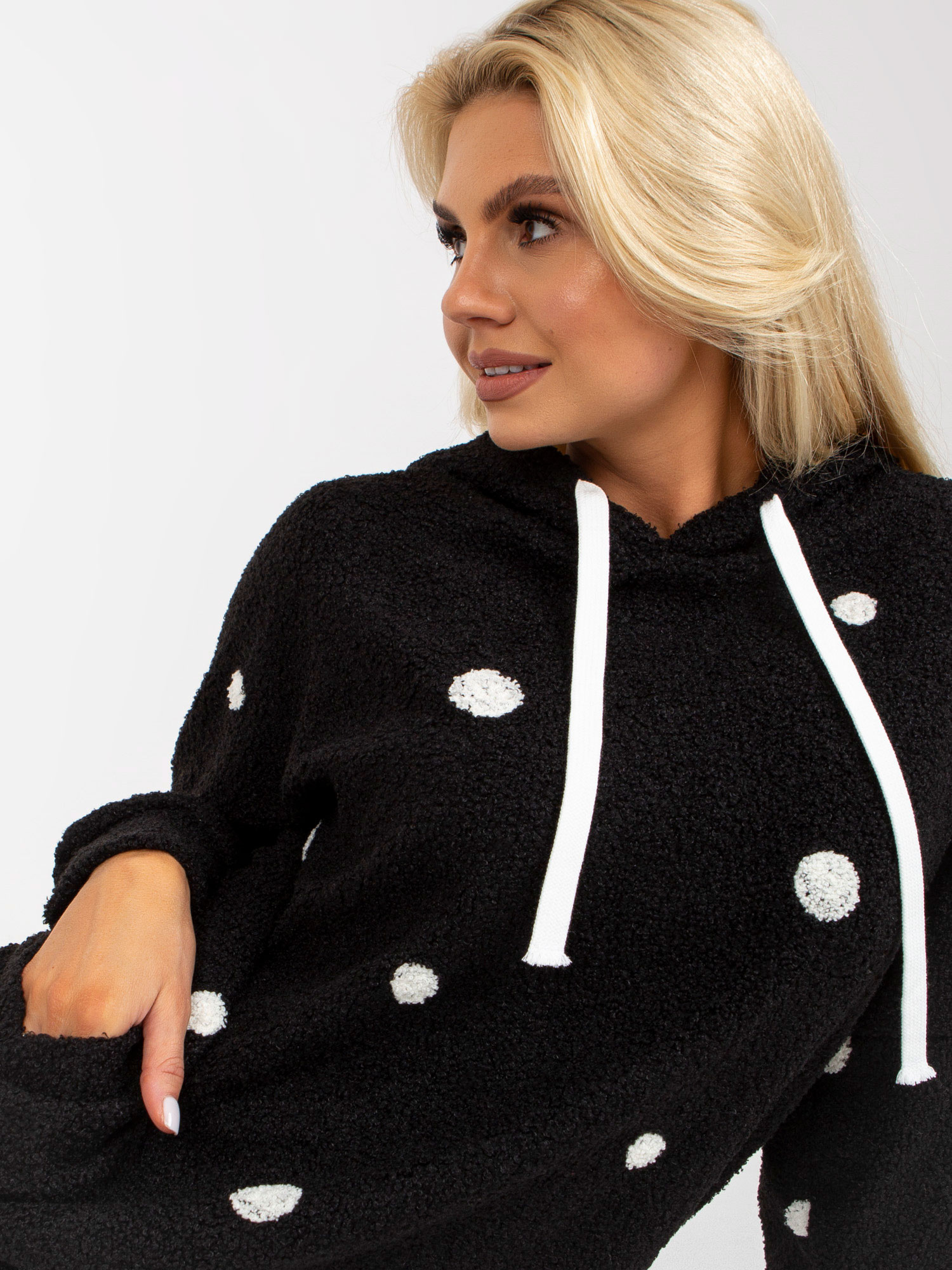 Hurtownia Czarna futrzana bluza w grochy z kapturem 