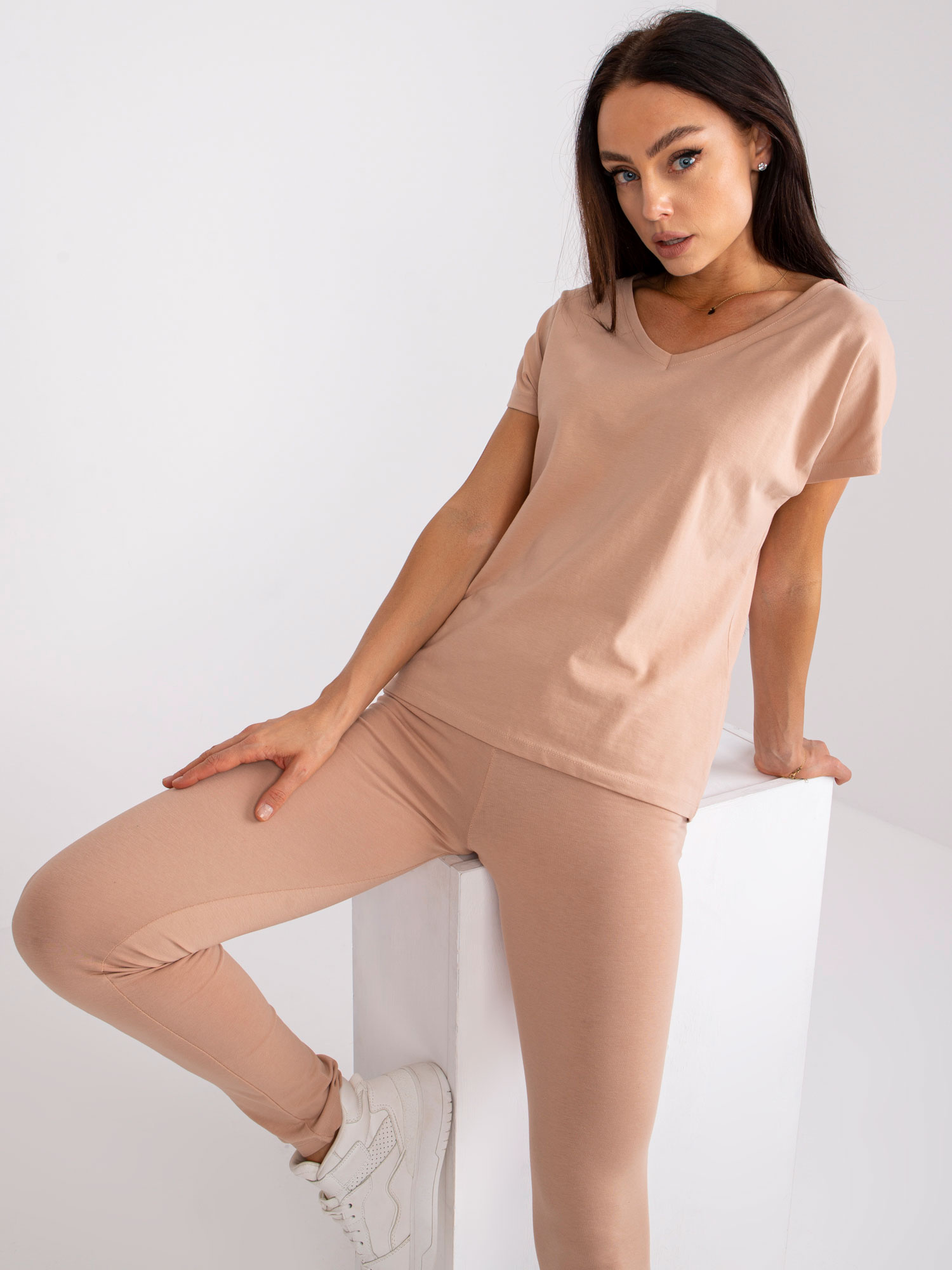 Camelowy luźny damski t-shirt basic Arlette 