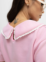 Jasnoróżowa bluzka z kołnierzykiem wykończonym koronką