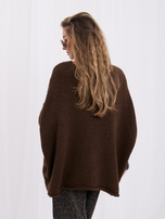 Brązowy damski sweter oversize o kroju nietoperza 