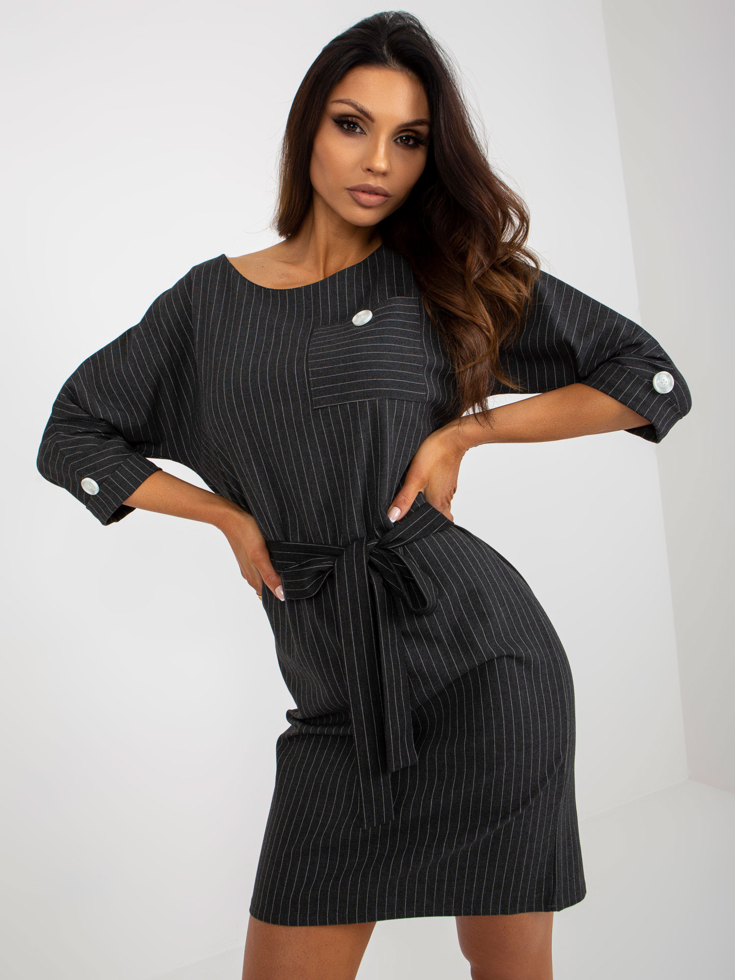 Ciemnoszara ołówkowa sukienka plus size w paski z kieszenią