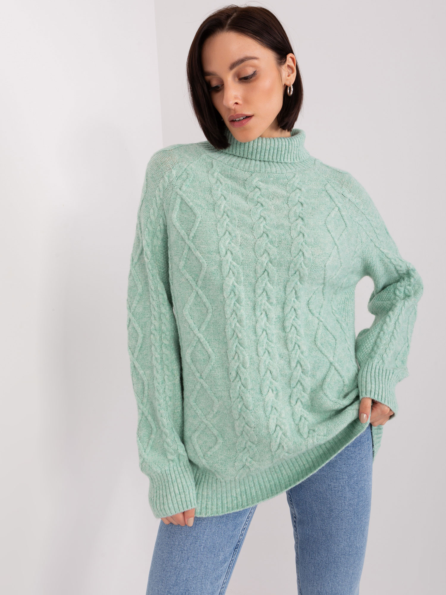 Miętowy damski sweter w warkocze