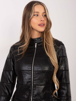 Juoda biker striukė.
