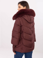 Bordeauxfarbene Winterjacke mit Steppung.