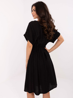 Schwarzes Sommerkleid mit Bindung in der Taille.