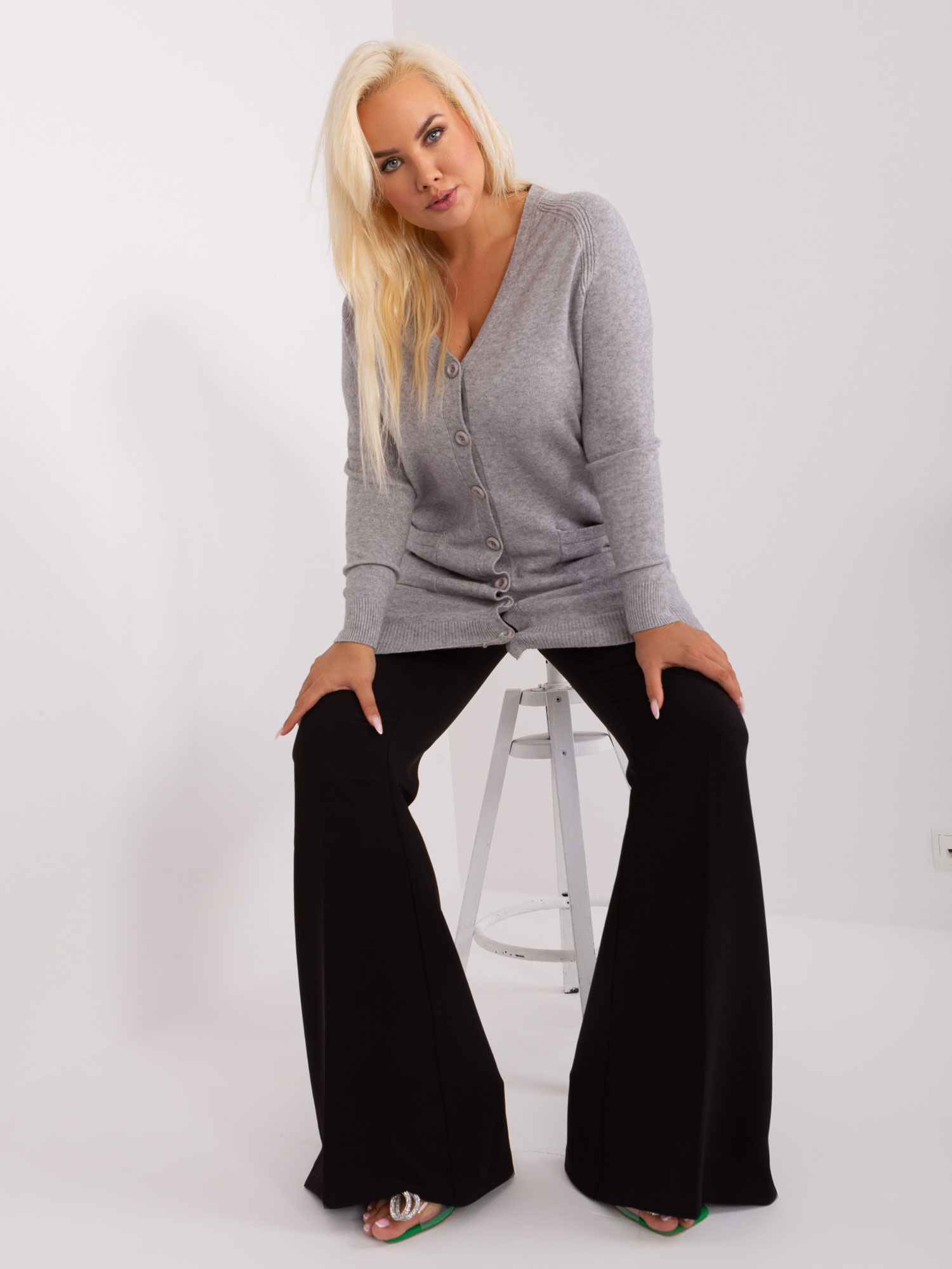Szary rozpinany sweter plus size z wiskozą