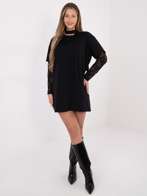 Czarna prosta sukienka z koronkowymi rękawami