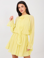 Jasnożółta krótka sukienka z ozdobnymi różami RUE PARIS 